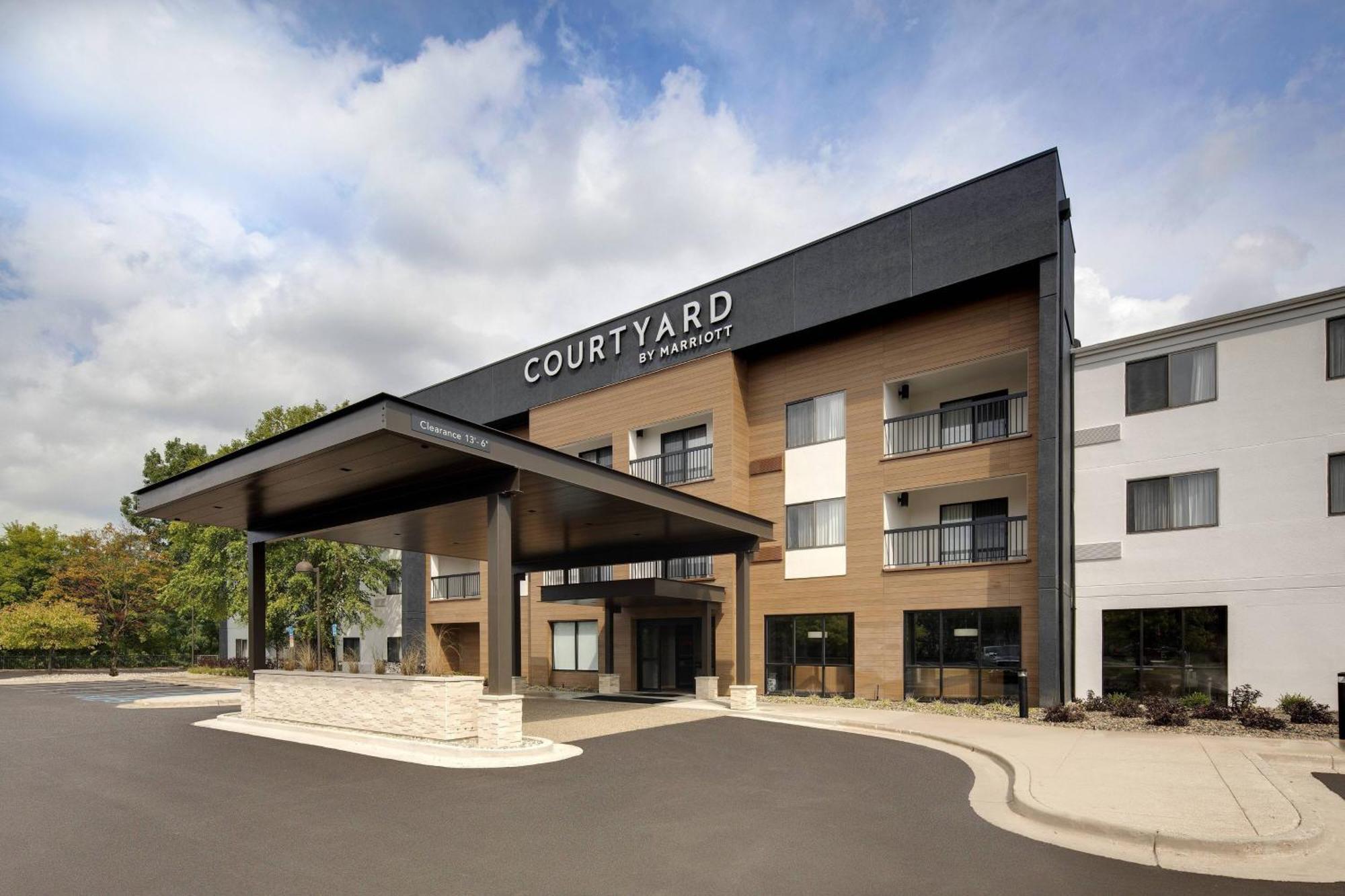 Courtyard Grand Rapids Airport Hotel Kültér fotó